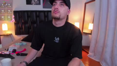 Snapshot of pleasure_vibes023 chatting on 01-20-25, 09:32 JUAN AND JULI online show from 01-20-25, 09:32