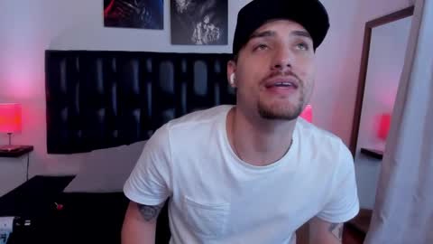 Snapshot of pleasure_vibes023 chatting on 02-08-25, 09:15 JUAN AND JULI online show from 02-08-25, 09:15