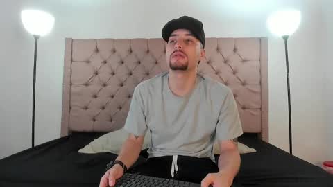 Snapshot of pleasure_vibes023 chatting on 02-23-25, 11:44 JUAN AND JULI online show from 02-23-25, 11:44