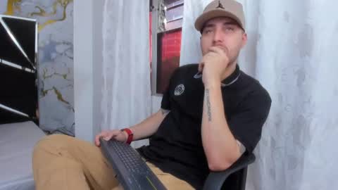 Snapshot of pleasure_vibes023 chatting on 09-12-25, 09:26 JUAN AND JULI online show from 09-12-25, 09:26