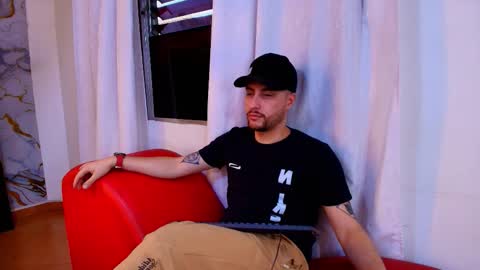 Snapshot of pleasure_vibes023 chatting on 10-15-25, 10:32 JUAN AND JULI online show from 10-15-25, 10:32