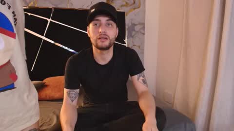 Snapshot of pleasure_vibes023 chatting on 10-24-25, 10:17 JUAN AND JULI online show from 10-24-25, 10:17