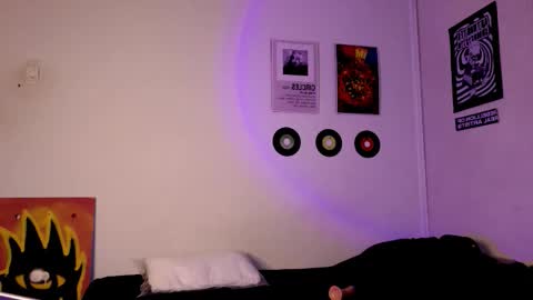 Snapshot of plutonbluemoon_999 chatting on 09-30-25, 03:44    online show from 09-30-25, 03:44