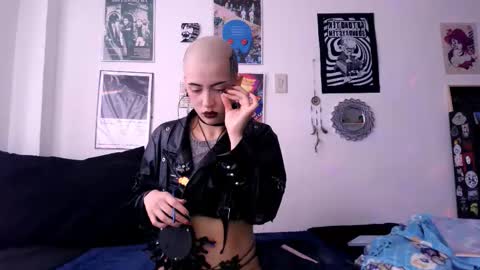 Snapshot of plutonbluemoon_999 chatting on 10-16-25, 09:49    online show from 10-16-25, 09:49