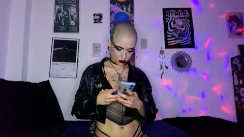 Snapshot of plutonbluemoon_999 chatting on 10-23-25, 01:16    online show from 10-23-25, 01:16