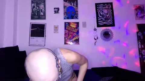 Snapshot of plutonbluemoon_999 chatting on 10-24-25, 11:45    online show from 10-24-25, 11:45