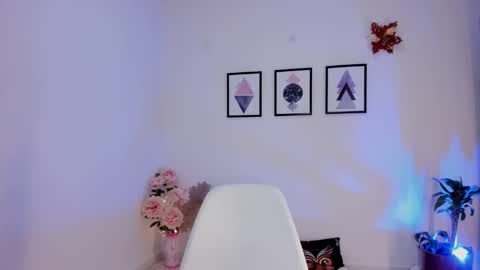 Snapshot of pocahontas_sensual chatting on 01-18-25, 10:49 Jasmine online show from 01-18-25, 10:49