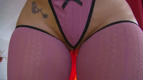 poison_milf_ online show from 11-17-25, 05:02
