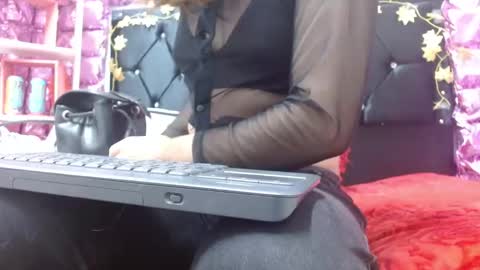 Snapshot of poisondost_hot chatting on 10-14-25, 11:55 Aleja online show from 10-14-25, 11:55