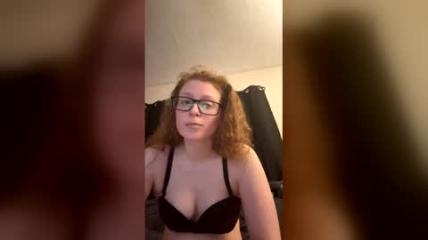 Snapshot of poisonivyy95 chatting on 03-09-26, 01:42 poisonivyy95 online show from 03-09-26, 01:42