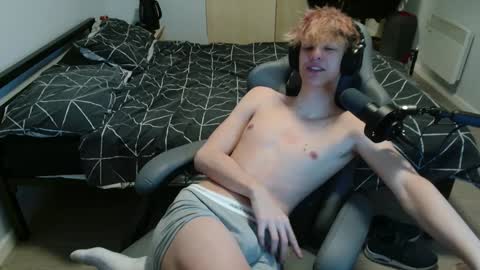 Snapshot of polarny05 chatting on 12-21-24, 08:00 Polarny online show from 12-21-24, 08:00