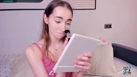 Snapshot of polly_bee chatting on 09-12-25, 07:30 Polly online show from 09-12-25, 07:30