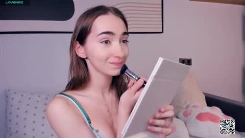 Snapshot of polly_bee chatting on 09-14-25, 07:18 Polly online show from 09-14-25, 07:18