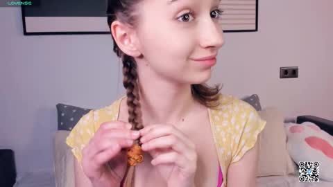 Snapshot of polly_bee chatting on 09-16-25, 08:04 Polly online show from 09-16-25, 08:04