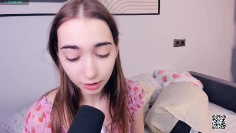 Snapshot of polly_bee chatting on 09-18-25, 07:32 Polly online show from 09-18-25, 07:32