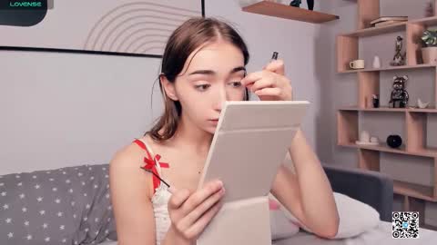 Snapshot of polly_bee chatting on 09-20-25, 08:48 Polly online show from 09-20-25, 08:48