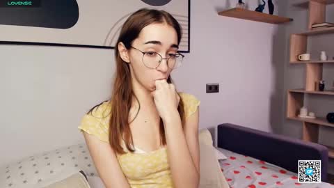 Snapshot of polly_bee chatting on 09-25-25, 07:34 Polly online show from 09-25-25, 07:34