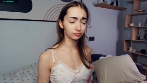 Snapshot of polly_bee chatting on 10-04-25, 06:44 Polly online show from 10-04-25, 06:44