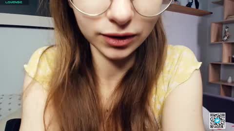 Snapshot of polly_bee chatting on 10-17-25, 07:33 Polly online show from 10-17-25, 07:33