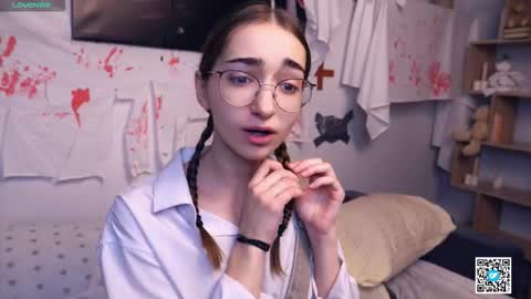 Snapshot of polly_bee chatting on 11-01-25, 06:15 Polly online show from 11-01-25, 06:15