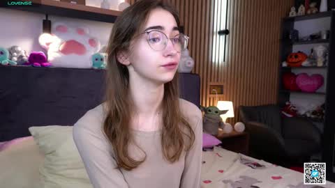 Snapshot of polly_bee chatting on 11-18-25, 07:24 Polly online show from 11-18-25, 07:24