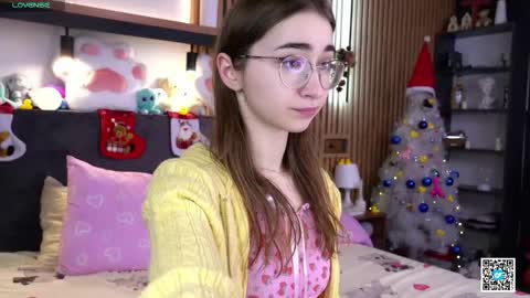 Snapshot of polly_bee chatting on 11-23-25, 07:19 Polly online show from 11-23-25, 07:19