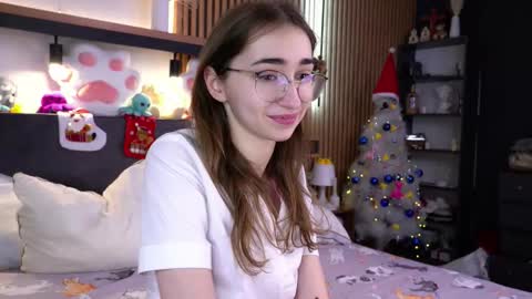 Snapshot of polly_bee chatting on 11-28-25, 07:22 Polly online show from 11-28-25, 07:22