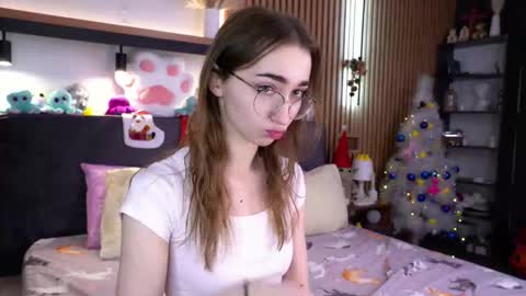 Snapshot of polly_bee chatting on 11-29-25, 07:22 Polly online show from 11-29-25, 07:22