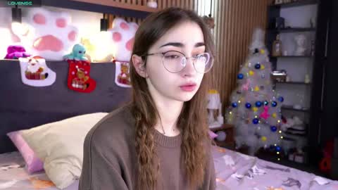 Snapshot of polly_bee chatting on 11-30-25, 07:56 Polly online show from 11-30-25, 07:56