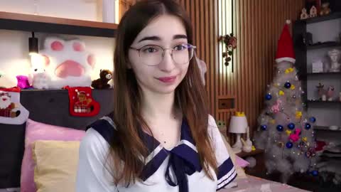 Snapshot of polly_bee chatting on 12-14-25, 07:36 Polly online show from 12-14-25, 07:36