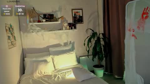  Your Polly  follow me  online show from 10-31-25, 02:18