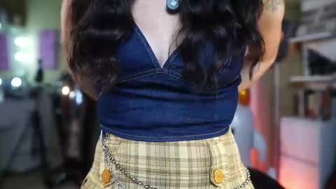 Snapshot of polvodeestrellas_ chatting on 10-23-25, 02:11  - Help me Reach 100 thumbs up  online show from 10-23-25, 02:11