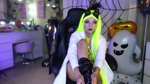 Snapshot of polvodeestrellas_ chatting on 10-29-25, 12:46  - Help me Reach 100 thumbs up  online show from 10-29-25, 12:46