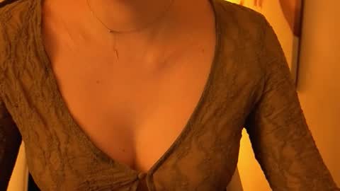 Snapshot of poppybloopy chatting on 03-12-26, 06:25 April online show from 03-12-26, 06:25