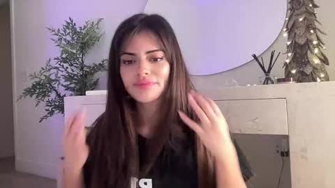 Snapshot of poutyselena chatting on 12-01-25, 01:43 Selena online show from 12-01-25, 01:43