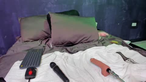 Powder  online show from 02-05-25, 01:54