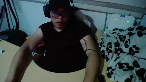 Snapshot of powerfulzeus2 chatting on 09-13-25, 02:44 powerfulzeus2 online show from 09-13-25, 02:44