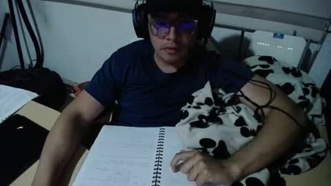 Snapshot of powerfulzeus2 chatting on 09-15-25, 01:27 powerfulzeus2 online show from 09-15-25, 01:27