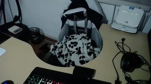 Snapshot of powerfulzeus2 chatting on 09-17-25, 05:42 powerfulzeus2 online show from 09-17-25, 05:42