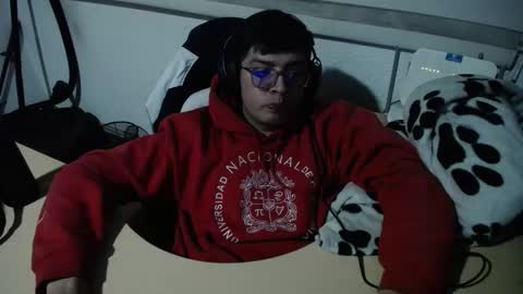 Snapshot of powerfulzeus2 chatting on 09-19-25, 03:30 powerfulzeus2 online show from 09-19-25, 03:30