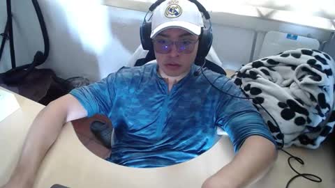 Snapshot of powerfulzeus2 chatting on 09-20-25, 06:53 powerfulzeus2 online show from 09-20-25, 06:53