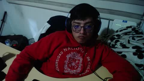 Snapshot of powerfulzeus2 chatting on 09-22-25, 01:18 powerfulzeus2 online show from 09-22-25, 01:18