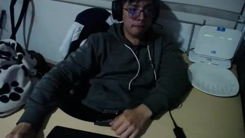 Snapshot of powerfulzeus2 chatting on 09-27-25, 01:54 powerfulzeus2 online show from 09-27-25, 01:54