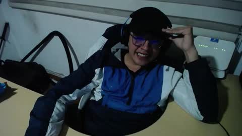 Snapshot of powerfulzeus2 chatting on 10-09-25, 02:31 powerfulzeus2 online show from 10-09-25, 02:31