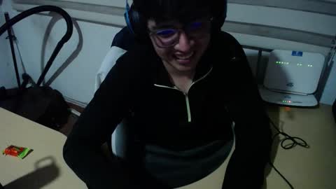 Snapshot of powerfulzeus2 chatting on 10-10-25, 02:32 powerfulzeus2 online show from 10-10-25, 02:32