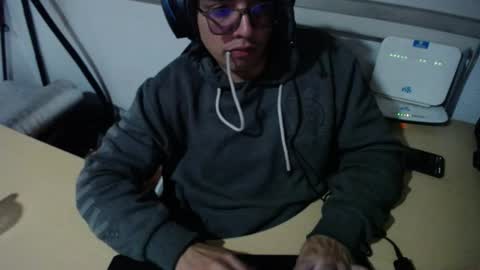 Snapshot of powerfulzeus2 chatting on 10-25-25, 01:57 powerfulzeus2 online show from 10-25-25, 01:57