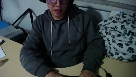 Snapshot of powerfulzeus2 chatting on 10-28-25, 02:59 powerfulzeus2 online show from 10-28-25, 02:59