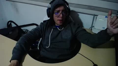 Snapshot of powerfulzeus2 chatting on 11-13-25, 02:10 powerfulzeus2 online show from 11-13-25, 02:10