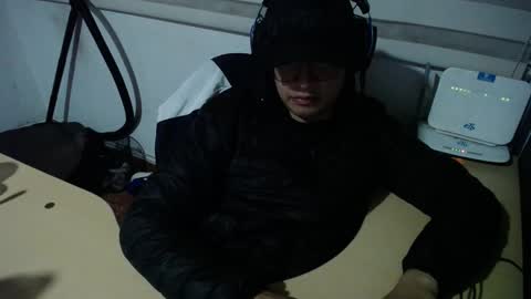 Snapshot of powerfulzeus2 chatting on 11-19-25, 02:55 powerfulzeus2 online show from 11-19-25, 02:55