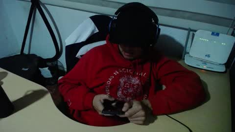 Snapshot of powerfulzeus2 chatting on 11-20-25, 02:34 powerfulzeus2 online show from 11-20-25, 02:34